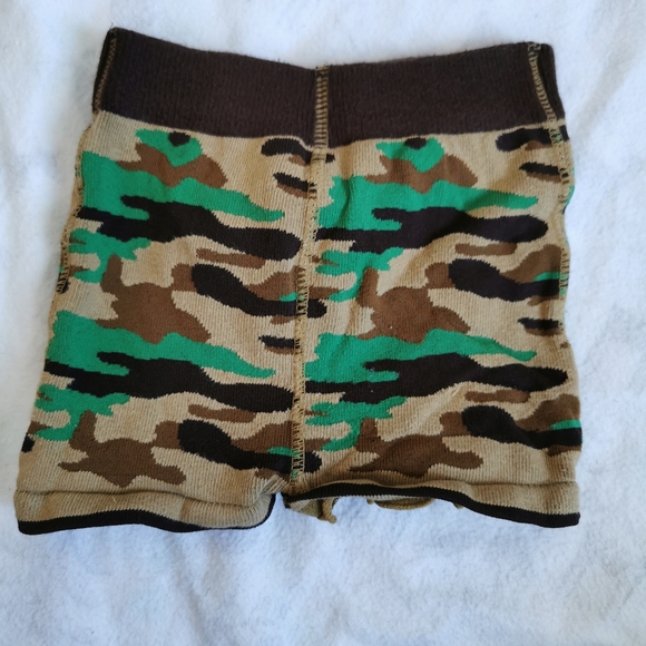 Izzy & Owie Camo Deer 12-24 month Shorts - Picture 2 of 6
